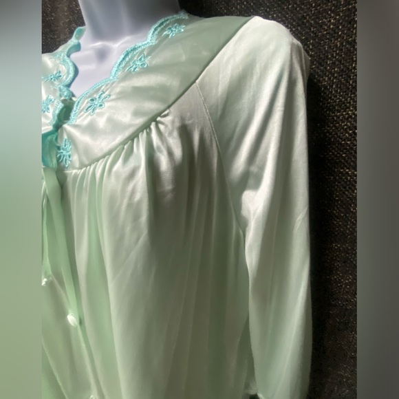 JC Penney Embroidered Gown Housecoat Set - Picture 14 of 16